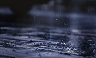 潮湿的城市道路，大雨后的黄昏景象。