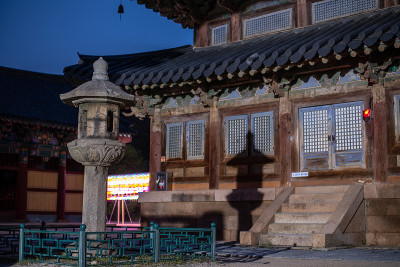 具有韩国传统建筑风格的建筑物