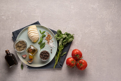 卡布里沙拉的配料靠近沙拉盘，俯视图