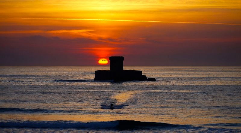 太阳球平稳地沉入海洋