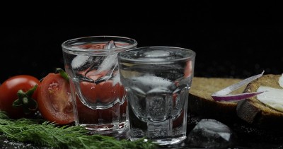 用小酒杯喝伏特加。表面与零食