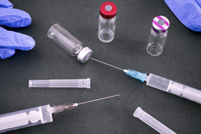 接种疫苗。注射器、手套和空疫苗瓶。