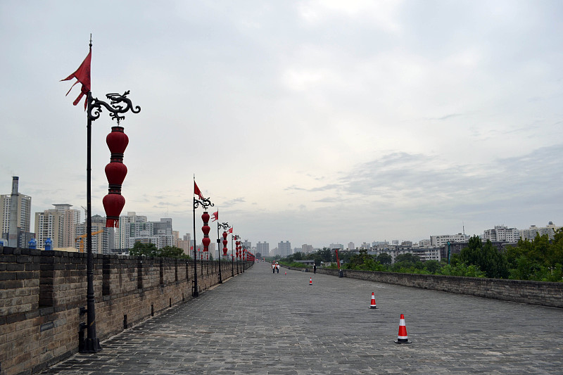 阴天西安城墙周围的景色