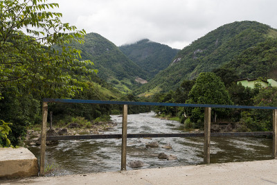Sana, Macaé，里约热内卢山区的自然景观。这是一幅城市入口处群山环绕的河流照片。