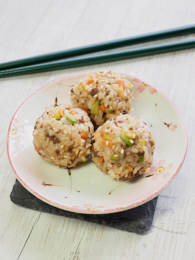 亚洲食物牛肉和蔬菜，饭团和腌萝卜