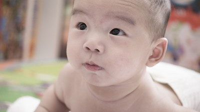 婴儿在学爬。
