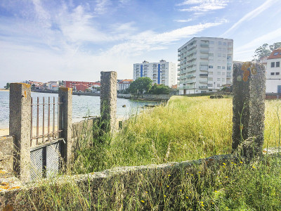 海岸上的土地和建筑