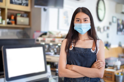 亚洲商人和咖啡师戴着面具和微笑后重新开业的咖啡店