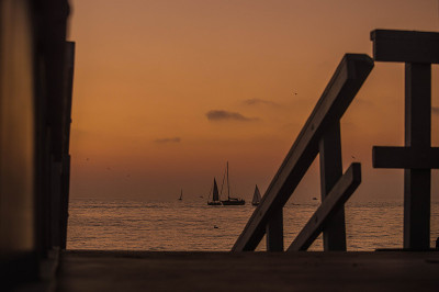 秋天，太平洋上空的马里纳德雷岛，夕阳西下