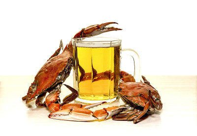 桌上有一瓶啤酒和煮螃蟹