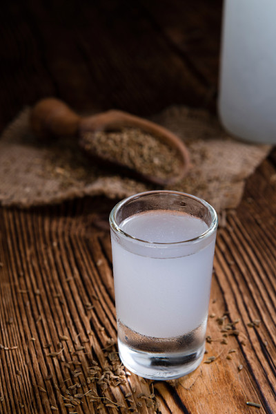 小酒杯里的冷冻茴香酒