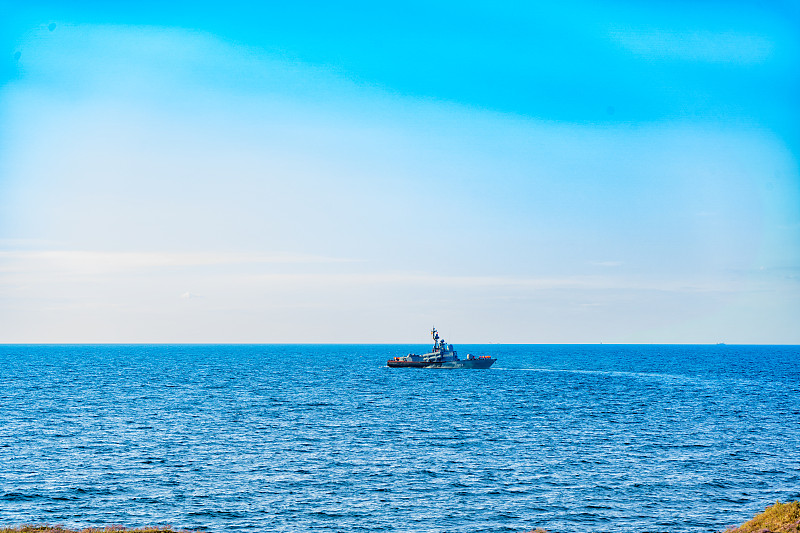 海上的船和浪，克里米亚炎热的夏天