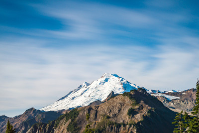 来自艺术家点徒步地区的贝克山场景，风景如画的贝克山斯诺夸尔米国家森林公园，华盛顿，美国。