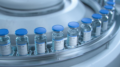 实验室大规模生产SARS-COV-2 COVID-19冠状病毒疫苗，有品牌标签的瓶子在研究实验室的药