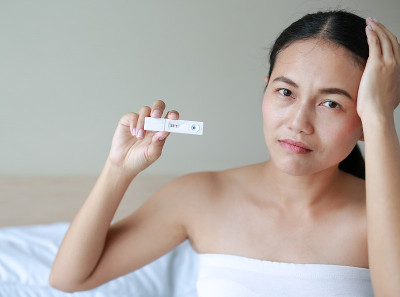 一名忧心忡忡的年轻女子正在验孕。