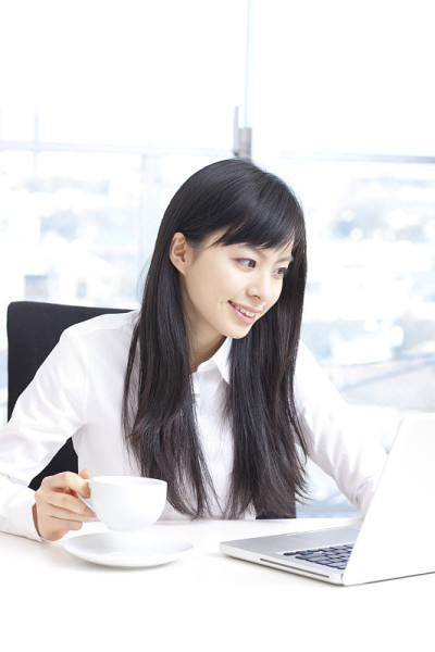 日本女人拿着黄牌