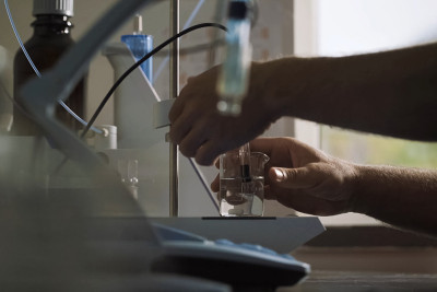 生物肥料被吸进注射器。分析在l