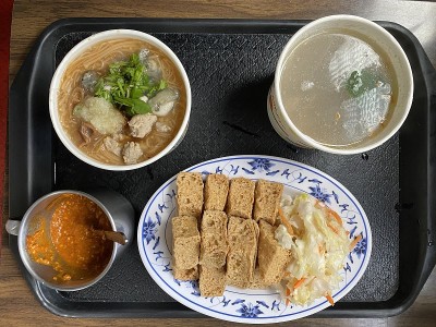 午餐套餐包括面汤、炸豆腐和蚝油