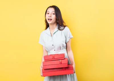 亚洲女人拿着礼盒的肖像
