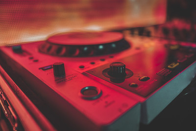 DJ