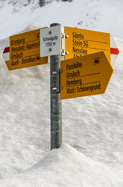 瑞士阿彭策尔- ausserrhoden州的Schwaegalp雪地上有各种徒步旅行目的地的踪迹标志