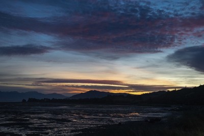 新西兰金色海湾的缤纷夕阳