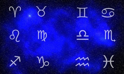 蓝色空间背景上的星座