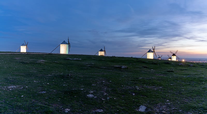 坎波·德克里普塔纳(Campo de Criptana)小镇上方拉曼查(La Mancha)历史悠久