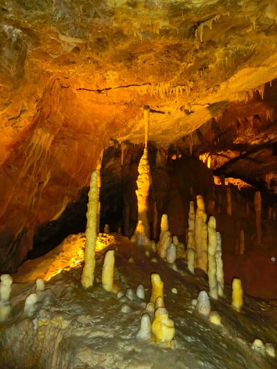 风景如画的喀斯特地貌照亮了洞穴，Postojna grotte