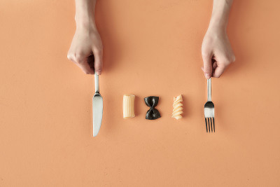 法法尔，意式面饼和细面条和手用刀叉，为美食博客或广告摄影