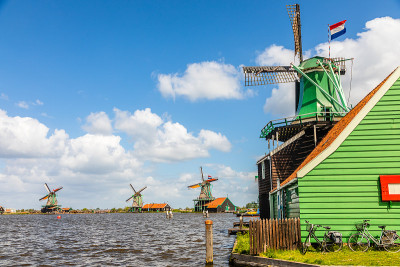 荷兰，Zaan河，Zaanse Schans，色彩缤纷的风车