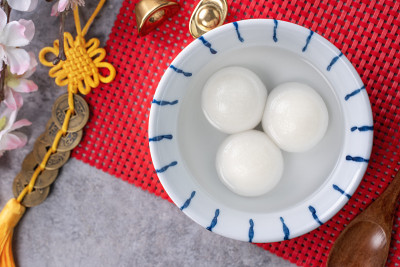 俯视图大汤圆在一个碗为中国新年食物。