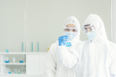 两名亚洲科学家团队在实验室研究化学科学试管实验生物技术抗体样本培养抗covid-19病毒疫苗。科学家