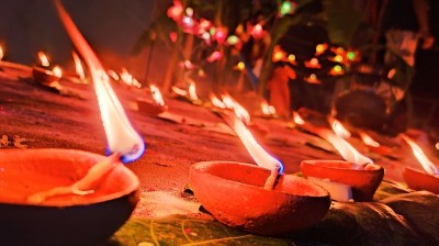 迪瓦里节在印度用油灯庆祝，灯节