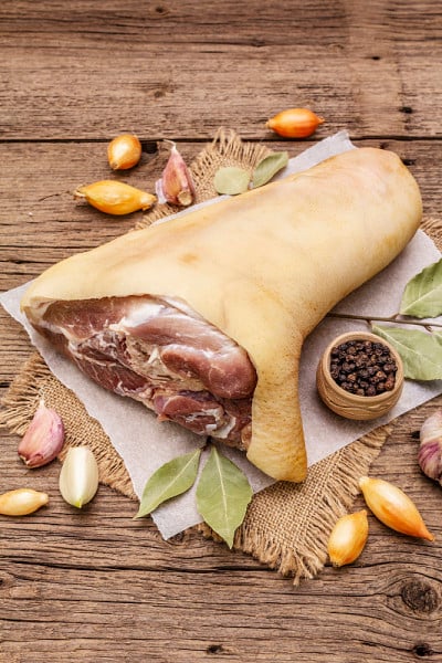 生猪肉——跗关节、指节或腿。eisbein的传统成分。新鲜的肉，干香料和蔬菜