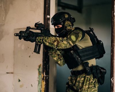 Soldier in Cropat uniform with black belt and plat
