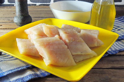 生鱼片，面粉和鸡蛋