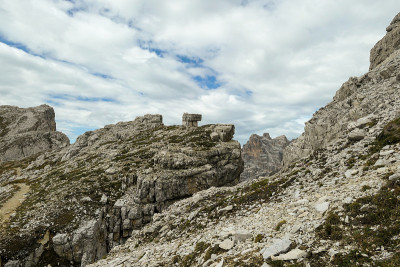 Oberbachernspitze -在意大利白云石的一个高和荒凉的山峰上的无尽的观点。