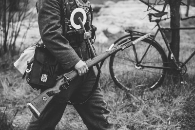 扮演二战德国士兵费尔根达姆手持步枪。黑白照片。士兵拿着武器。德国二战士兵的军事弹药