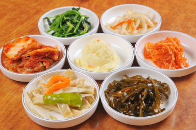 一组韩国食物的小白碟子