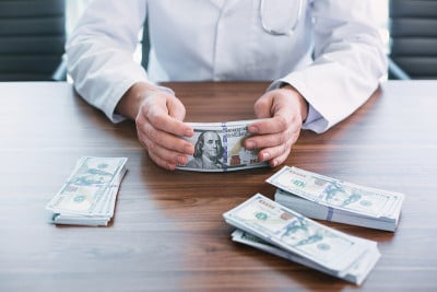 在办公室里收受贿赂的卑鄙医生