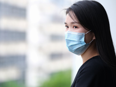 新冠肺炎期间戴口罩的单身女性