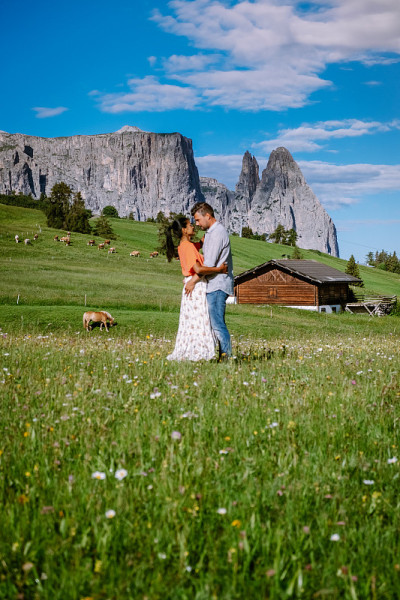 一对男人和女人在意大利Dolomites,Alpe di Siusi - Seiser Alm与Sa