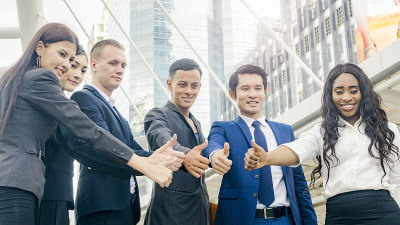 商务人士团队聪明的男人和女人在户外人行道上竖起大拇指的良好感觉。