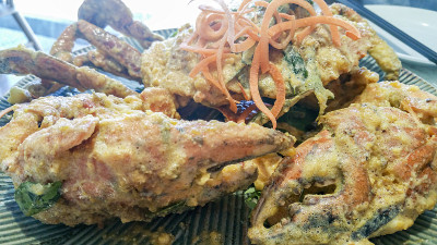 大泥蟹在咸蛋黄炒盘，作为一种餐饮理念