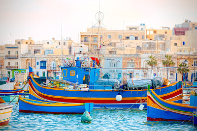 Luzzu停泊在马耳他的Marsaxlokk港