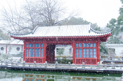 白雪覆盖的景观与中国传统建筑