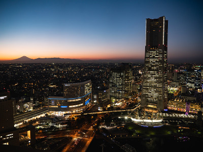 日本横滨的夜景。可以看到富士山轮廓的风景。