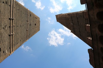 抬头看博洛尼亚意大利的托雷·阿内利和托雷·加里姆达