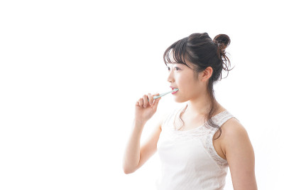 年轻女子正在刷牙